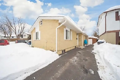 HOUSE FOR SALE IN BRAMPTON! Image# 1