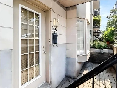 3 1/2 Renovated, au 1253 Rue Wolfe, Montreal, Private Entrance Image# 1