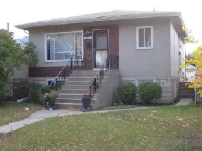 Main Floor Home in Forest Heights - near river valley trails! Image# 2