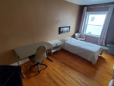 Métro Longueuil ___ Très Belle Chambre ___ Propre et Paisible Image# 1