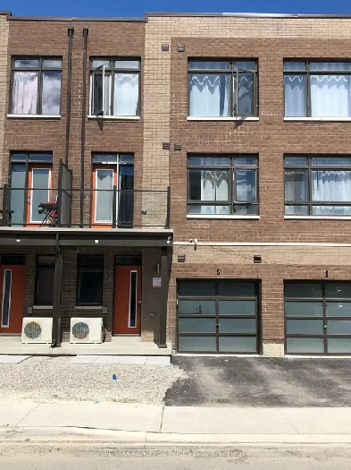 Bright 2 Bed   Den Townhouse in Vaughan Image# 21
