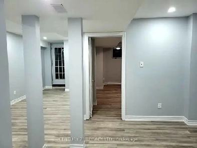 Gorgeous 1   Den Legal Bsmt Apt - Walk to Mt Pleasant Go Station Image# 11