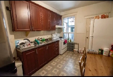 2 Private Rooms Available in a house located in Dufferin Grove Image# 1