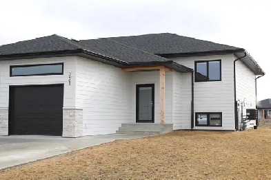 221 Harmony Lane, Steinbach Image# 1