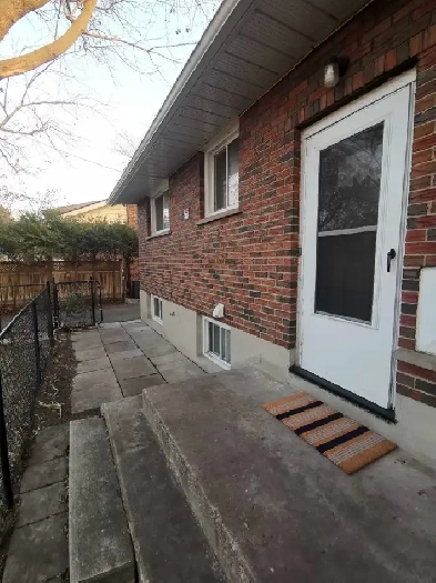 Spacious 2 bedroom basement Image# 3