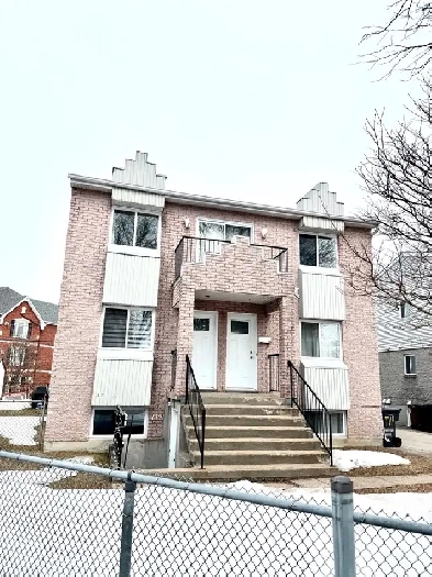 Blainville, grand 5 1/2 style condo dans un croissant Image# 2