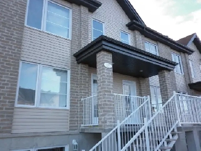 Condo 4 1/2  sur  2 étages  à  St-Sulpice Image# 6