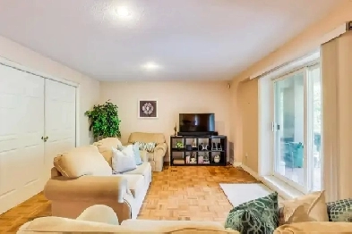 North York Yonge /Bayview Room  Share Common Areas   Parking Image# 8