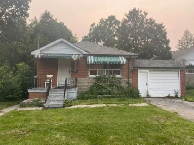 Main Floor House 3 Bed Plus 2 Bath, At Scarborough, Rent . $2700 Image# 9