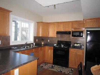 Walking out base a very quiet clean room for rent in eagle ridge Image# 2