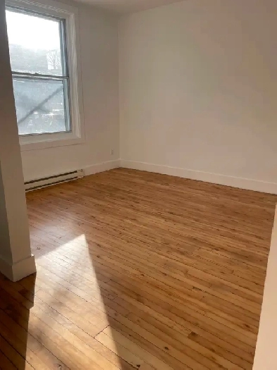 Superbe 41/2 rez-de-chaussée avec cour et stationnement à VERDUN Image# 1