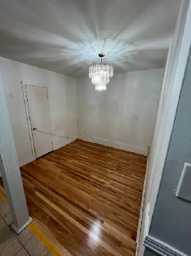 Grand 5 1/2 à louer (Triplex Metro Cadillac) Visite Aujourd’hui! Image# 1