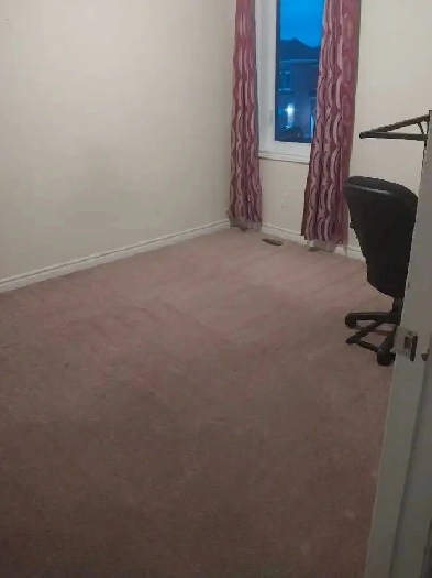 large Room for rent $650 utilities included Image# 1