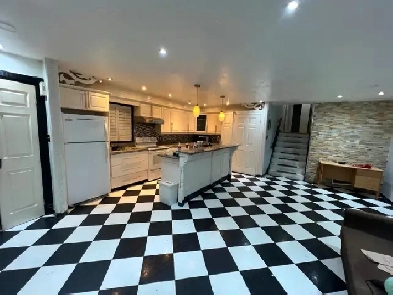 3 bedroom house f0r Rent@ Eglinton // Hurontario Image# 4