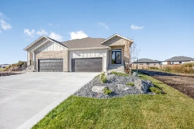Beautiful 1360sqft Bungalow w/ full bsmt & dbl-attached garage! Image# 7