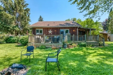 BRIGHT'S GROVE STEPS FROM THE LAKE Image# 1