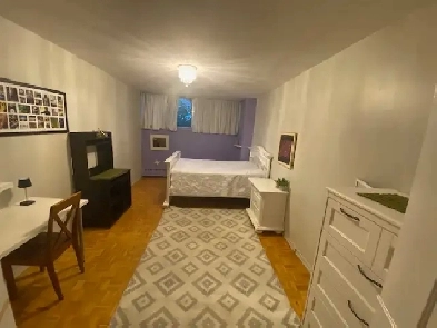 Huge bright room for rent...close to airport Image# 5