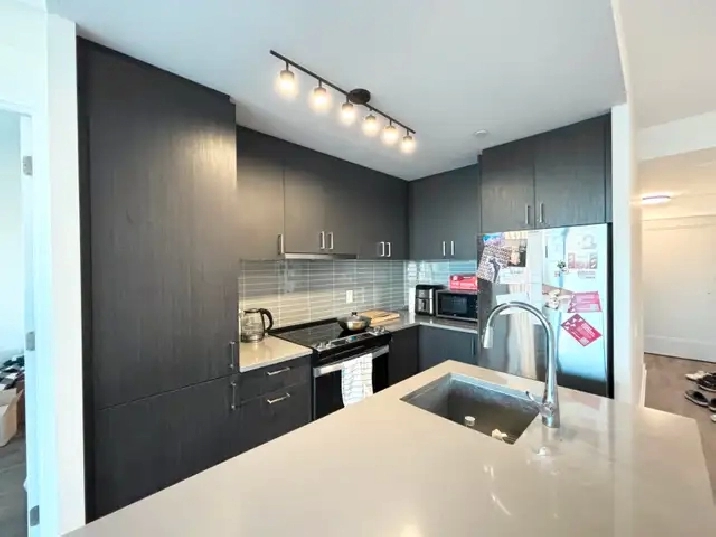 Furnished Master bedroom Downtown UofT for Short-Term Sublet in City of Toronto,ON - Room Rentals & Roommates