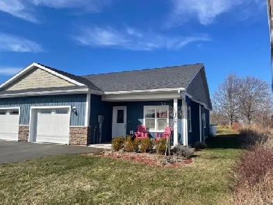 Semi For Sale in Kentville Image# 1