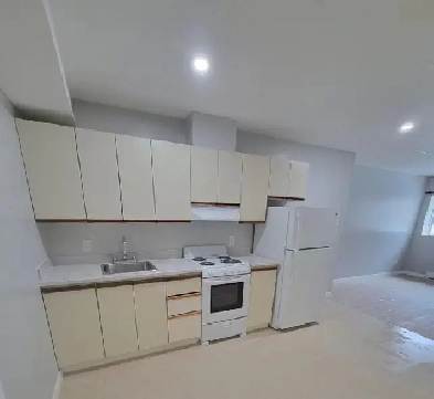 Bachelor available for May 1st Image# 1