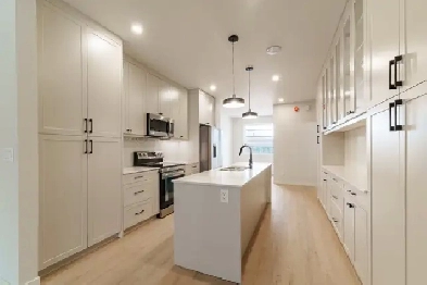 LUXURY 3 Bedroom Townhouse in River Heights Available May 1! Image# 6