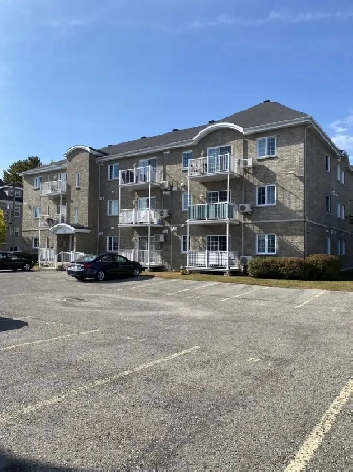 BLAINVILLE GRAND 3 1/2 À LOUER Image# 1