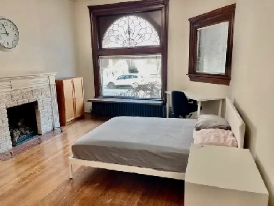 Furnished Room – Walking Distance to Subway & St. George Campus Image# 1