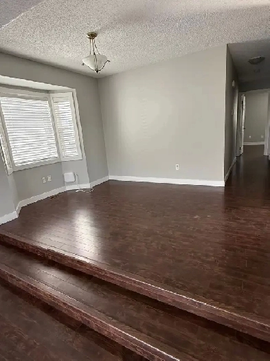 House For Rent ( Main Floor) with U I Image# 4