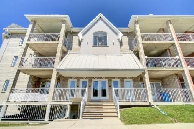 Superbe condo au dernier étage avec 2 chambres Image# 1