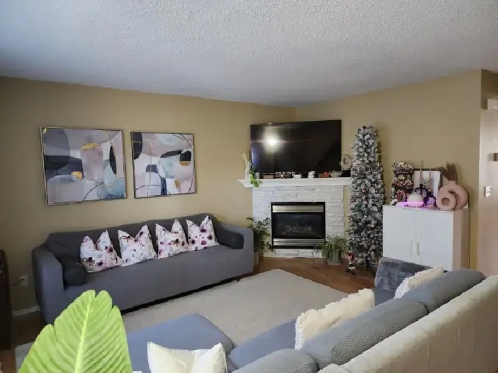 End-Unit Townhouse in Evergreen in Calgary,AB - Apartments & Condos for Rent