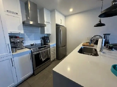 Condo 3 1/2 semi meubléavec stationnement interieur 1690$/mois Image# 1