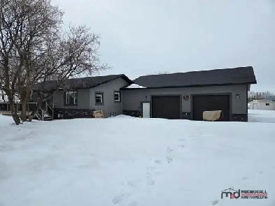 House and Garage for removal in Biggar, SK (Auction) Image# 9
