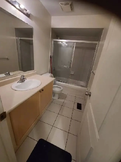 Bedroom with private washroom. The Village at York University. Image# 1