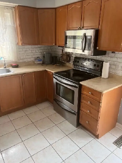 Roommate Pvt Upstairs with Closet $800 Image# 1