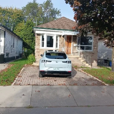 Bungalow for rent in Ottawa shopping district Image# 1