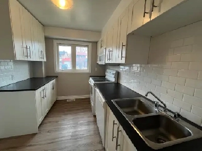 Renovated 3 Bedroom Townhouse in Pineview - $2,500/month Image# 1