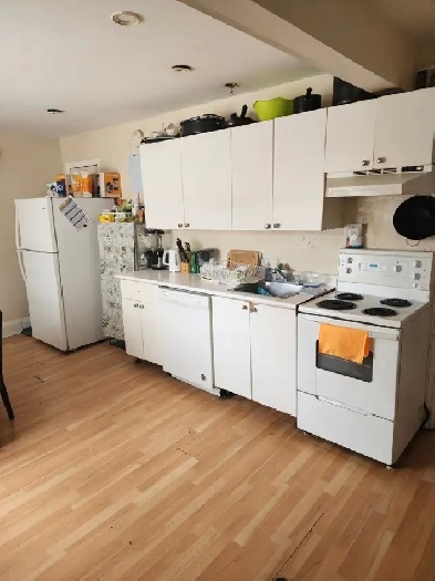 Room for rent, reasonable, top floor Eglinton & Mt. Pleasant Image# 6