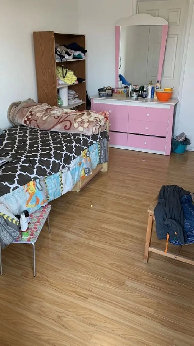Balcony room in sharing for rent, steps to Seneca@york $550. Image# 2