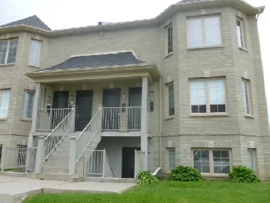 Chomedey laval, 4 1/2 à louer, libre 1er juillet, milieu triplex Image# 1