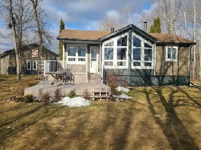 HOME AND GIANT SHOP ON THE WATERFRONT, LAC DU BONNET Image# 1