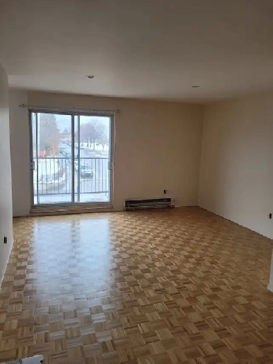 Grand 4 ½  Anjou STATIONNEMENT Image# 1