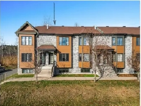 Maison de Ville à Mirabel (5 1/2) avec garage et Piscine Image# 1