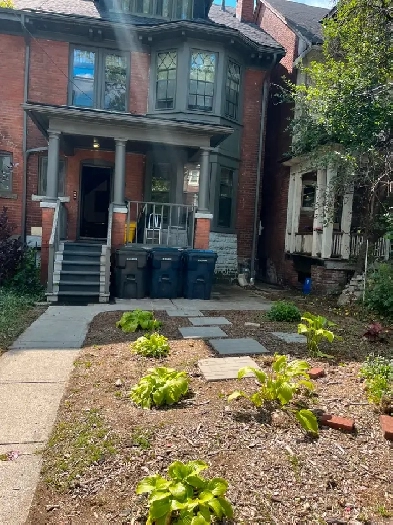 Annex Beautiful Bright Main floor near Bathurst/Dupont subway Image# 1