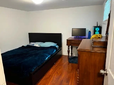 McMaster Student Housing - CHEAP Large Furnished Spacious Room