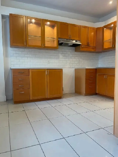 4 1/2 RÉNOVÉ au REZ-de-Chaussée avec cour et stationnement! Image# 1