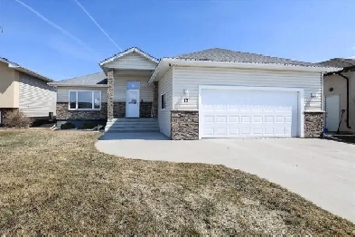 3 Bed, 2 Bath Home in Steinbach Image# 1