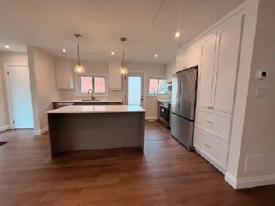 ️ Stunning 3-Bed Main Unit | Newly Renovated | East Hamilton Image# 3