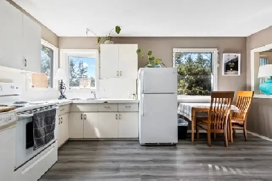 Beautiful 3 Bedroom House in Mitchell with Huge Yard! Image# 10