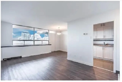 Room in DOWNTOWN Toronto 1st June Image# 8