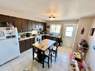 grand 51/2 rénové au 2e étage d’un duplex Image# 1